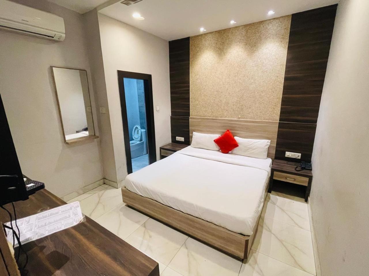 Hotel Megha Inn Lucknow Bagian luar foto