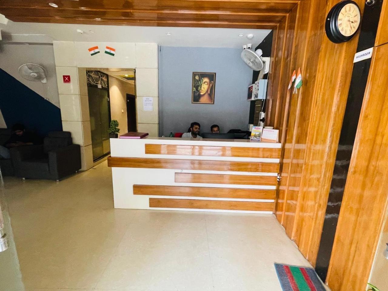 Hotel Megha Inn Lucknow Bagian luar foto