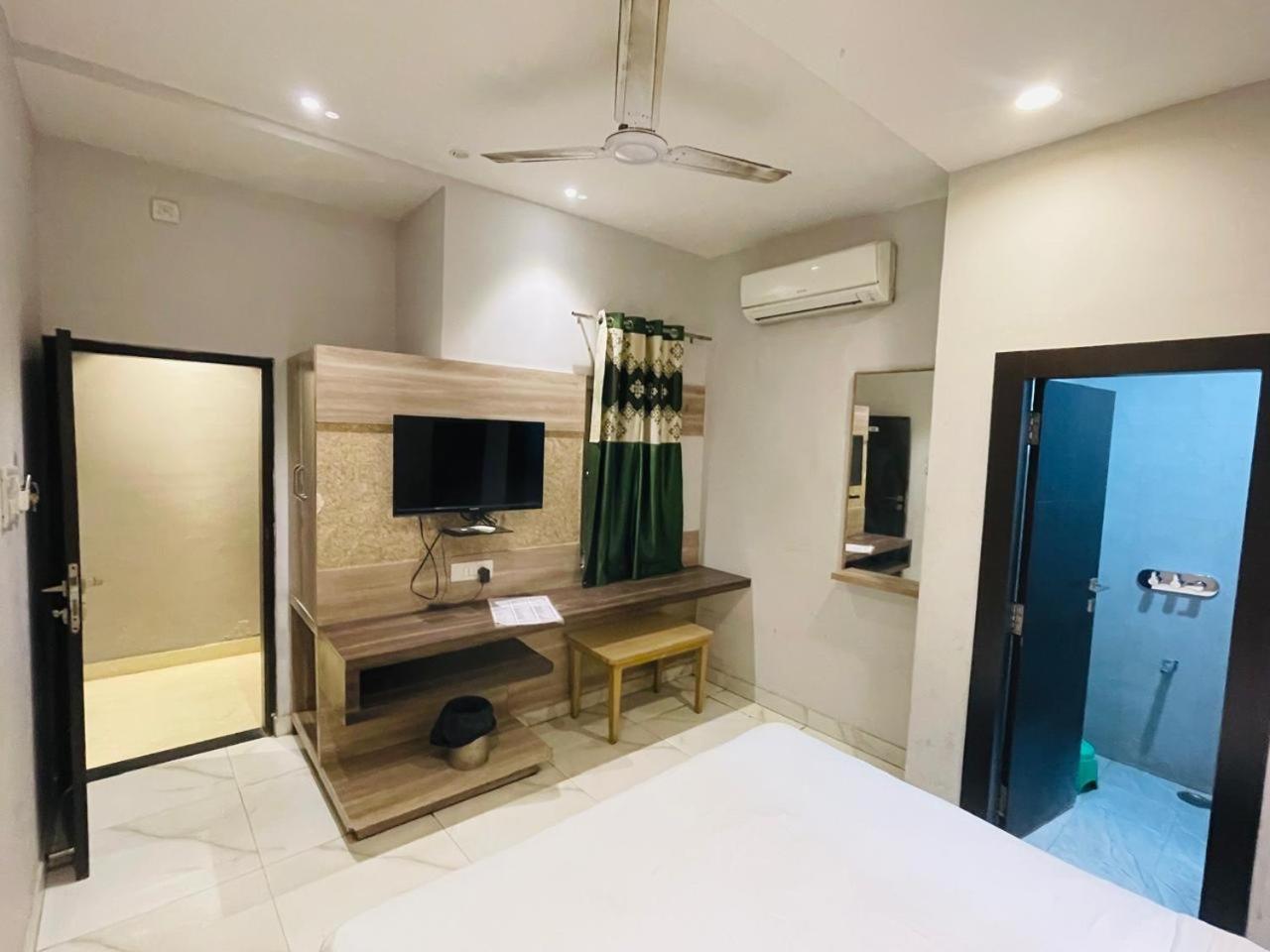 Hotel Megha Inn Lucknow Bagian luar foto